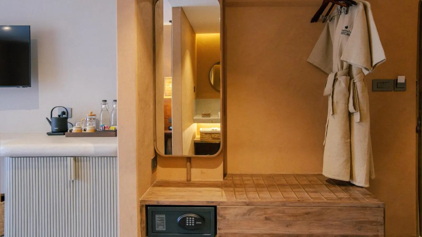 Wardrobe and mirror in the guest room at Bagaincha Resort & Spa