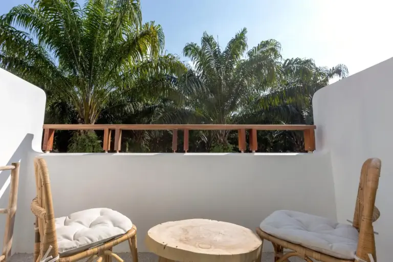Coin salon sur le balcon au Eden Beach Khao Lak Resort & Spa