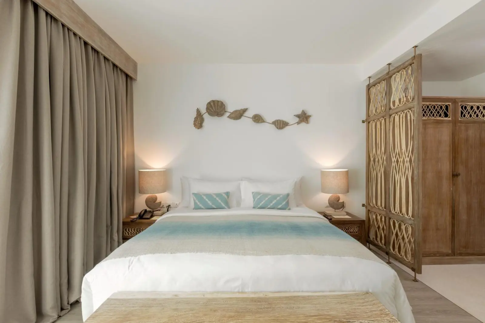 Intérieur de la chambre deluxe à l'Eden Beach Khao Lak Resort & Spa