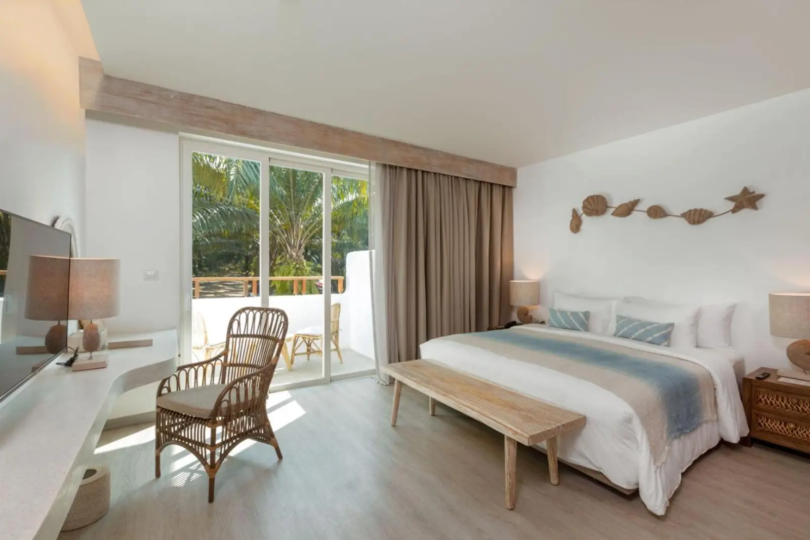 Intérieur d'une chambre deluxe à Eden Beach Khao Lak Resort & Spa