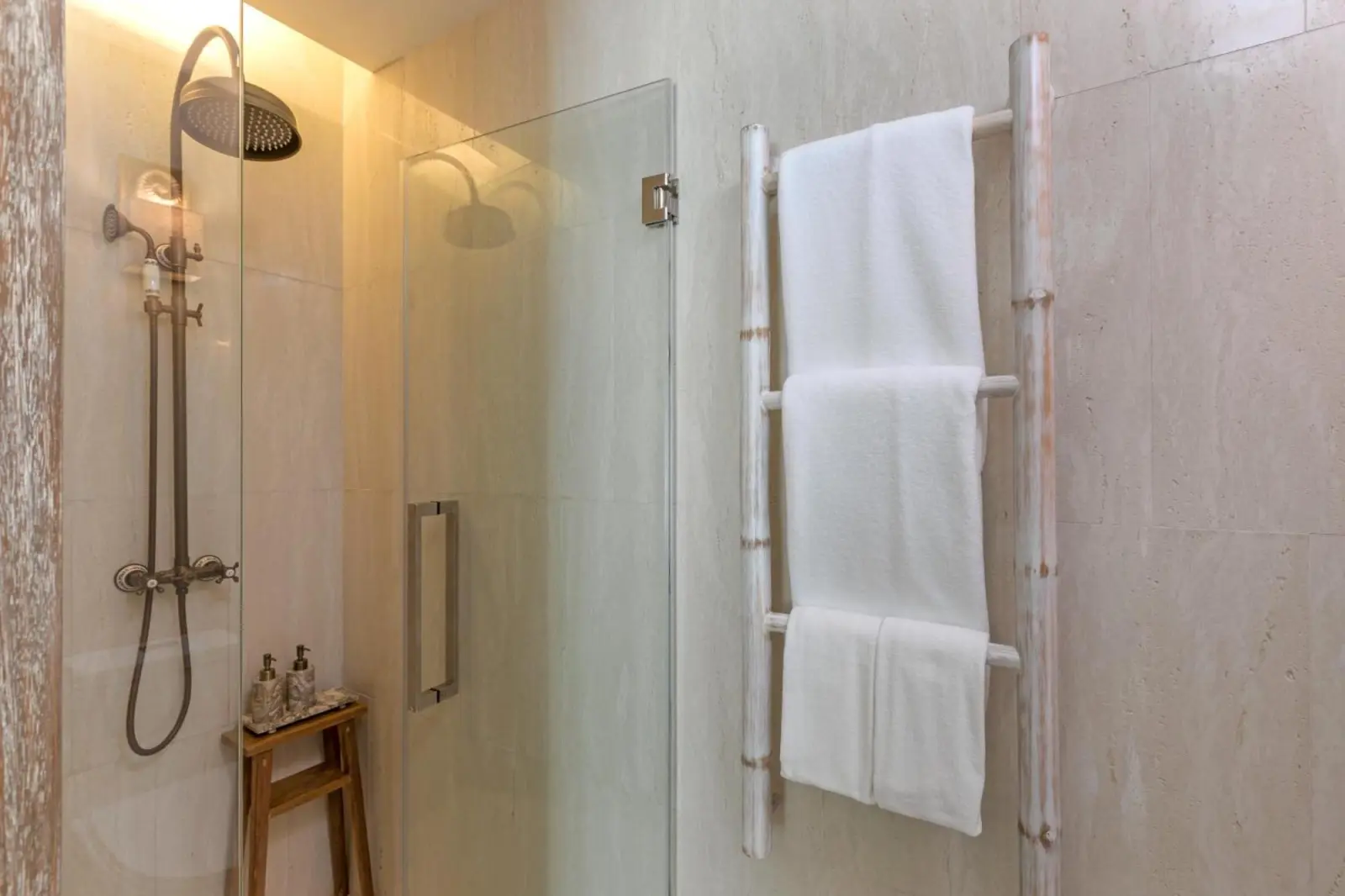Espace douche à Eden Beach Khao Lak Resort & Spa