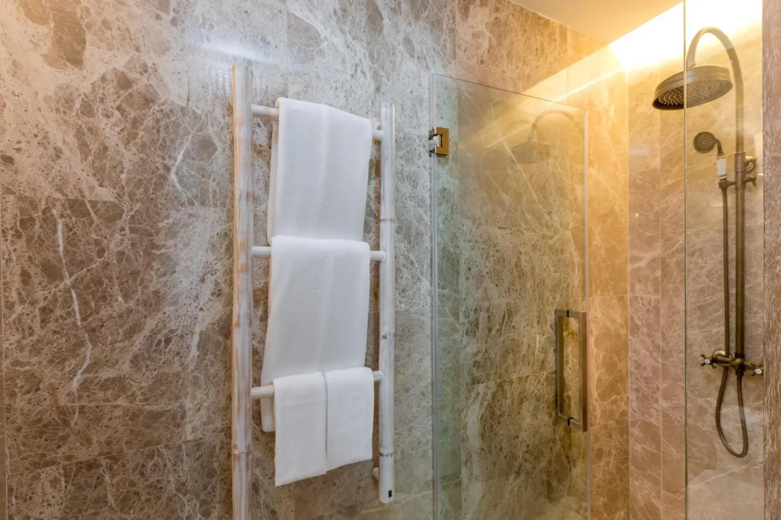 Caractéristiques de la douche à l'Eden Beach Khao Lak Resort & Spa