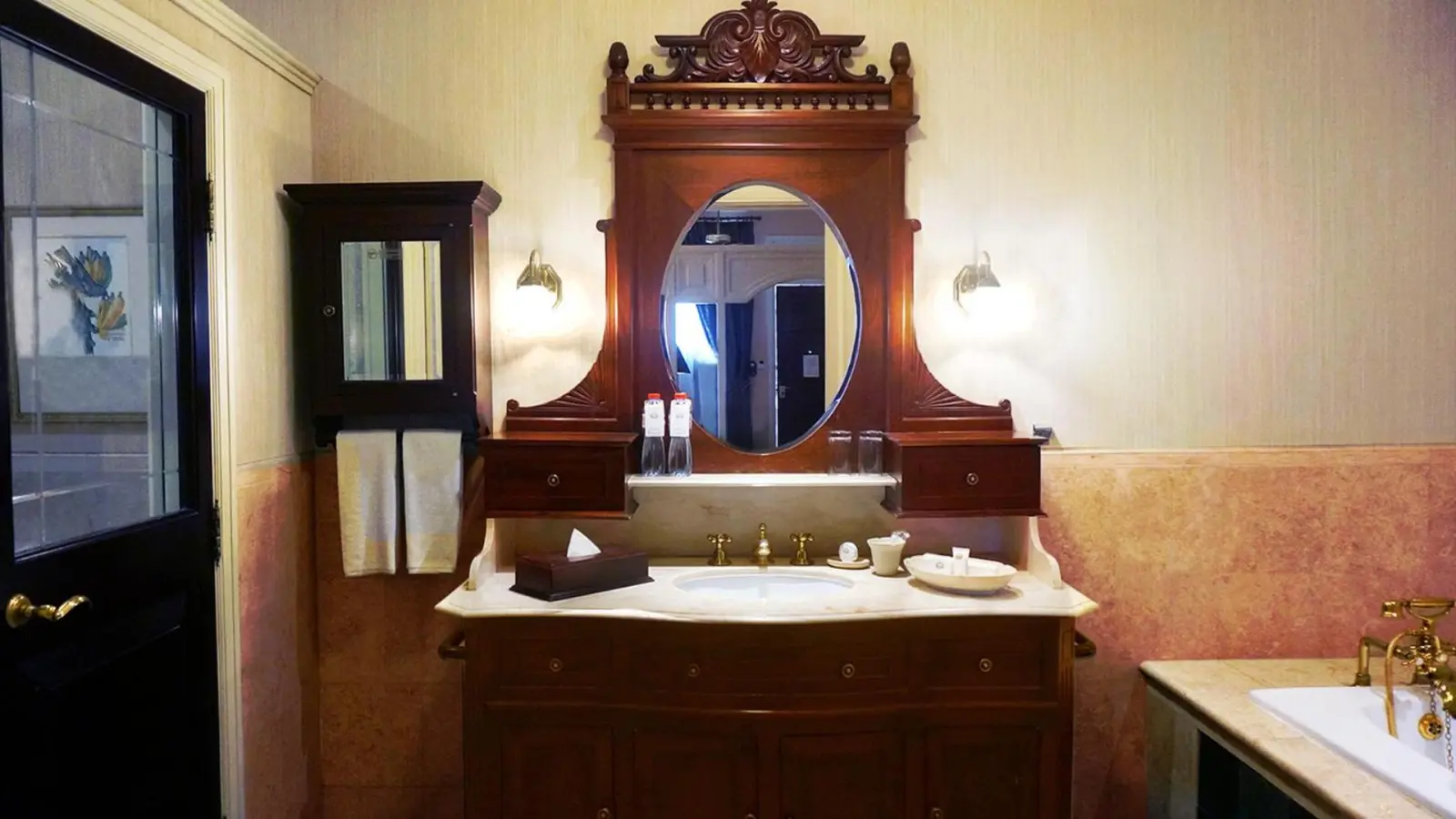 Hotel Majapahit Surabaya MGallery – Surabaya, Indonesia hotel – a bathroom with a sink and a mirror at Hotel Majapahit Surabaya MGallery in Surabaya
