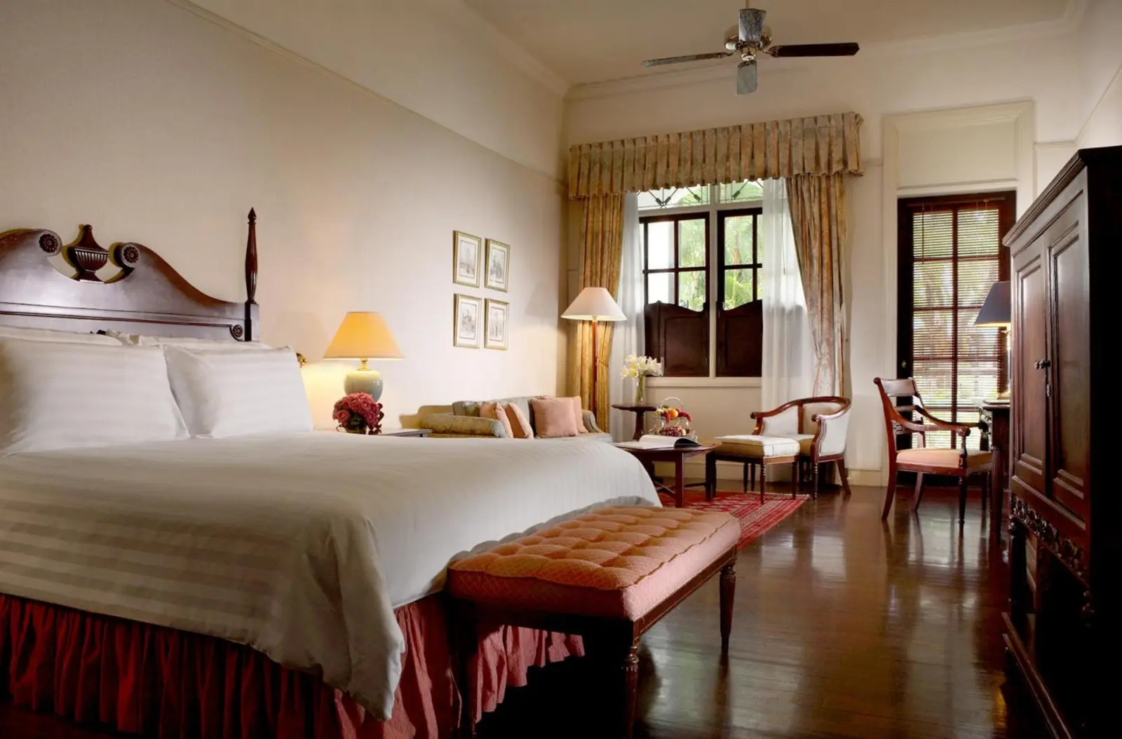 Hotel Majapahit Surabaya MGallery – Surabaya, Indonesia hotel – a bedroom with a large bed and a living room at Hotel Majapahit Surabaya MGallery in Surabaya