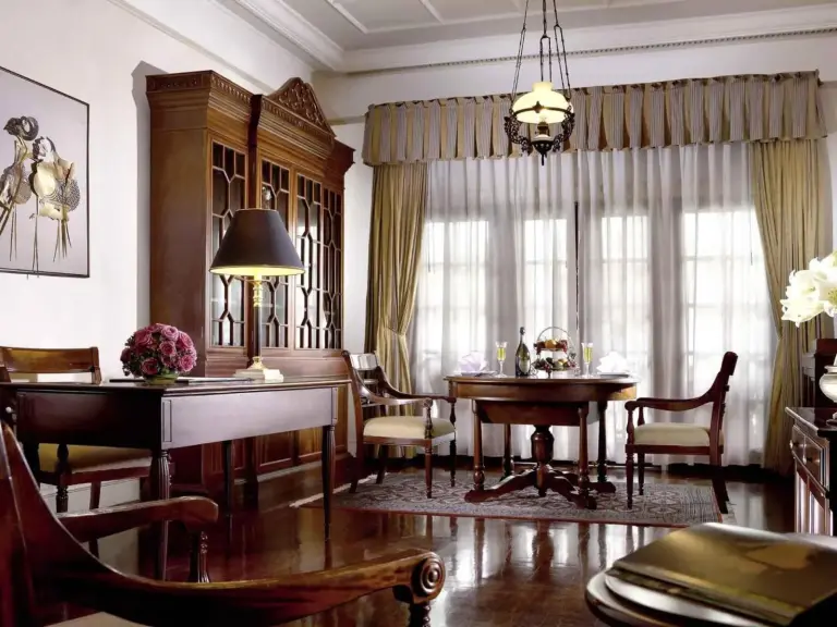 Hotel Majapahit Surabaya MGallery – Surabaya, Indonesia hotel – a living room with a dining room table and a table at Hotel Majapahit Surabaya MGallery in Surabaya